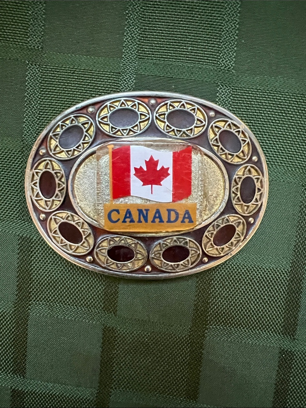Canada Flag Oval Belt Buckle - Gold & Red - Picture 6 of 6